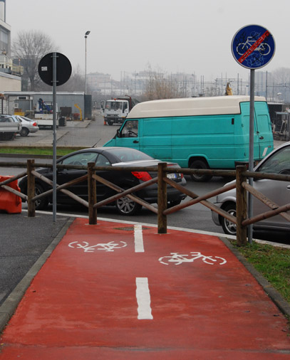 le foto si commentano da sole, volevo condividere questa lungimirante pista ciclabile di via mugello che mi faccio tutte le mattine per raggingere il passante.